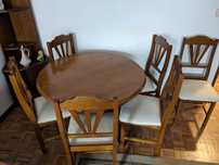 Mesa de sala de jantar com cadeiras