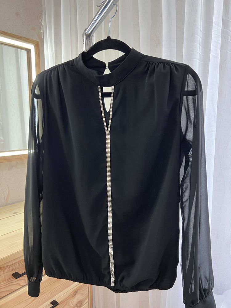Блуза чорного кольору з камінчиками від Mohito