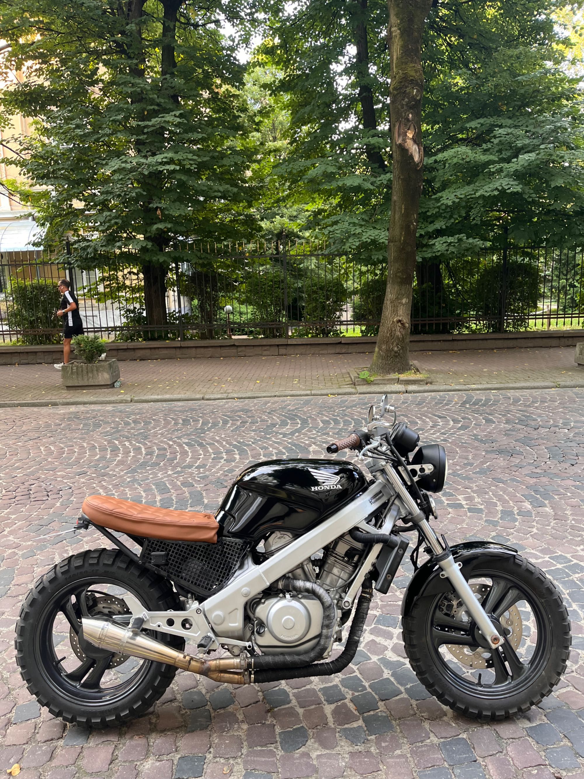 Кастом Honda NTV650 revere