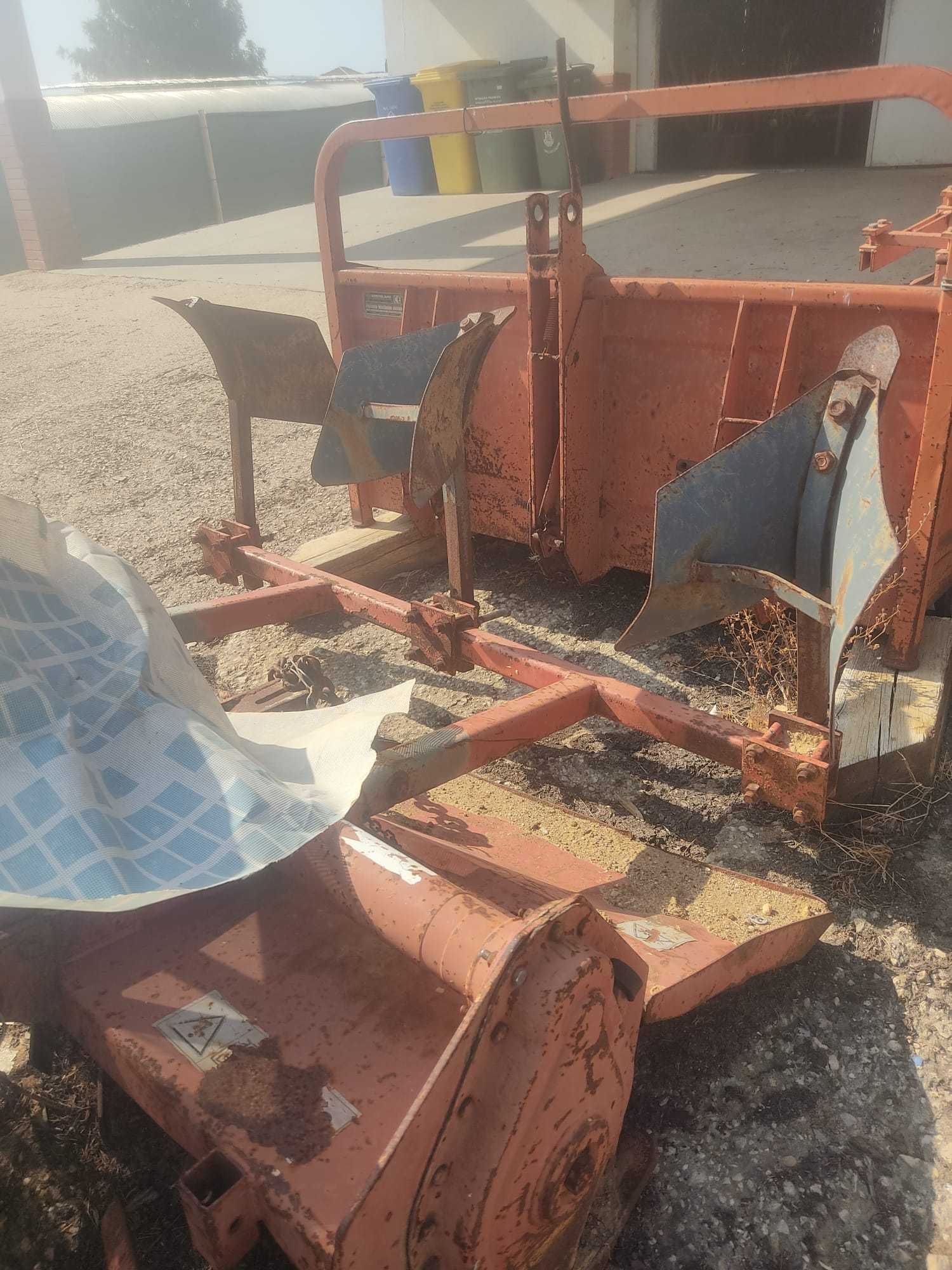 Trator agrícola com alfaias