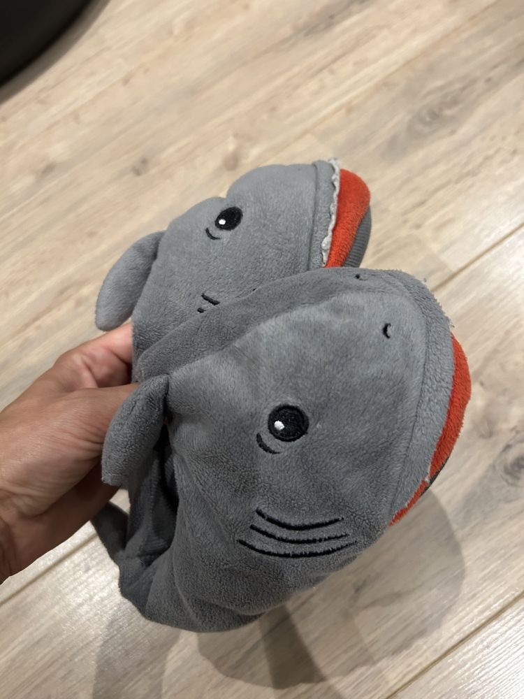 Kapcie r 28 antypoślizgowe ciepłe rekiny h&m