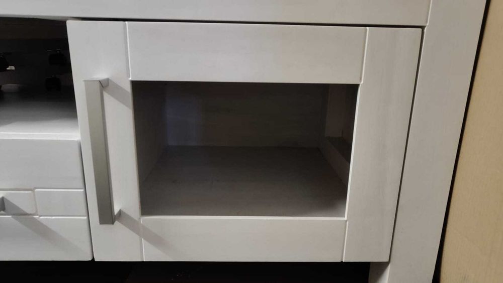 Biała drewniana szafka RTV niska solidna