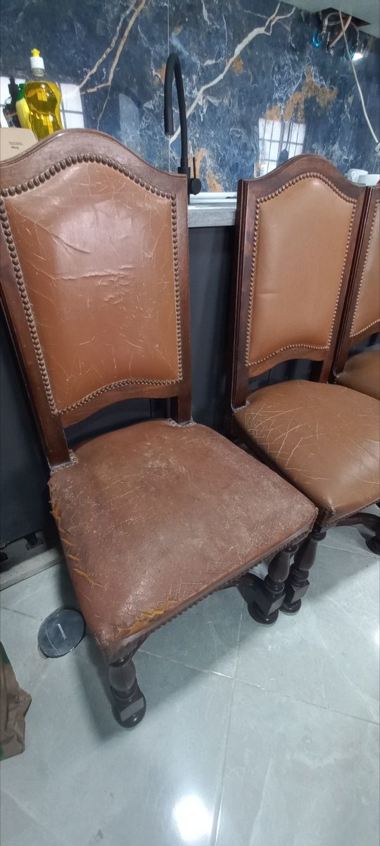 Mesa redonda extensível e quatro cadeiras em pele - negociável