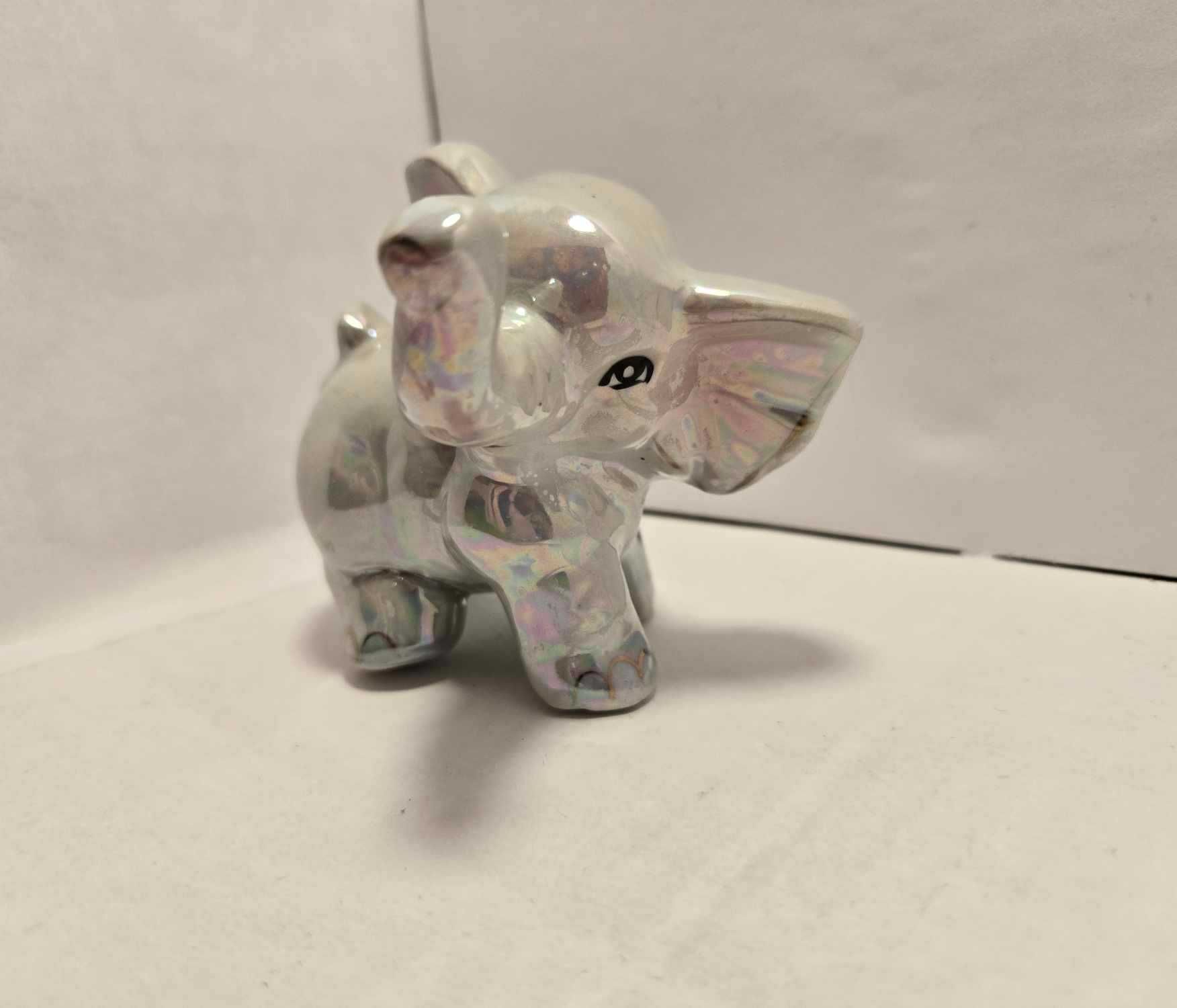 Opalizujący słonik z porcelany