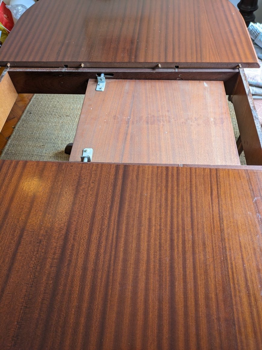 Mesa de jantar maciça em bom estado, 1,45m extensîvel até 1,80m