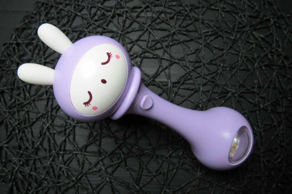 Погремушка-грызунок Beiens музыкальный Зайчик cереневый на батарейках