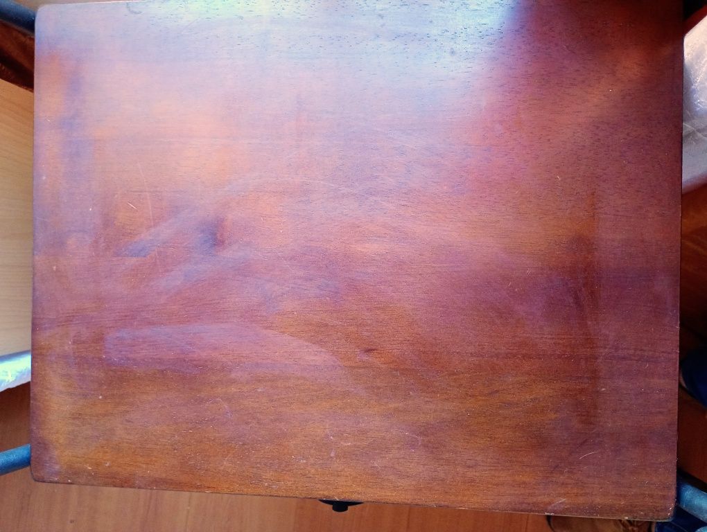 Mesa de cabeceira de ferro e madeira