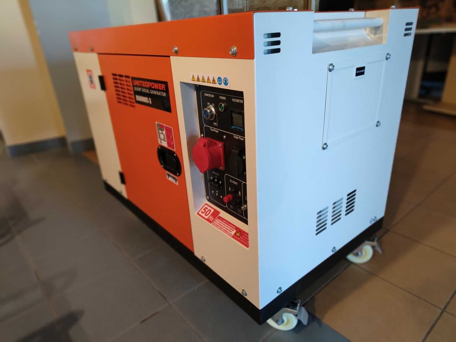 Дизельный генератор UP DG8000SE-3+DC, мощность 6.0/6.4 кВт