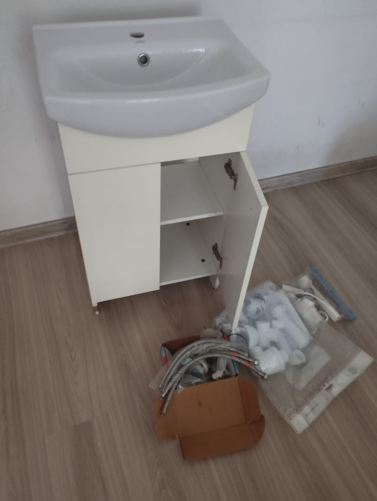 Szafka z umywalką + kran i akcesoria