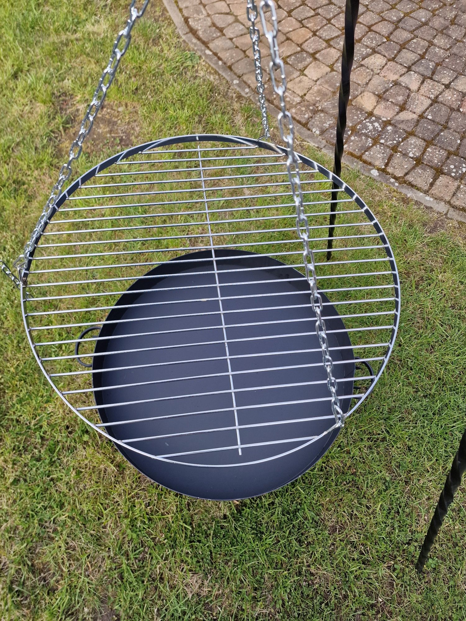 Trójnóg grill ruszt na ognisko z paleniskiem.