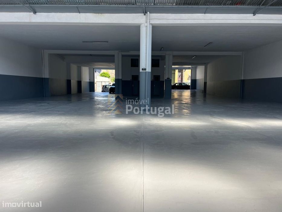 Loja/Pavilhão com 700m² na zona da CONSTITUIÇÃO