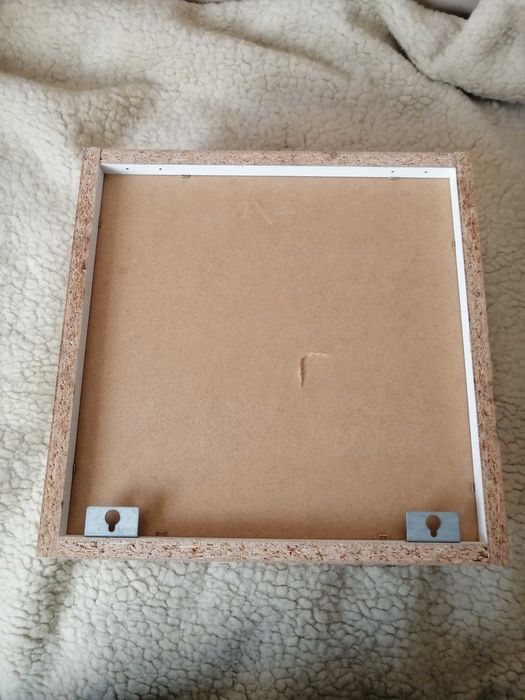 Szafka wisząca na leki lekarstwa zamykana apteczka domowa biała