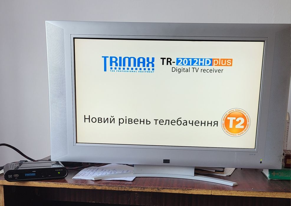 Продаю телевізор + тюнер т2 ..model 27L66
