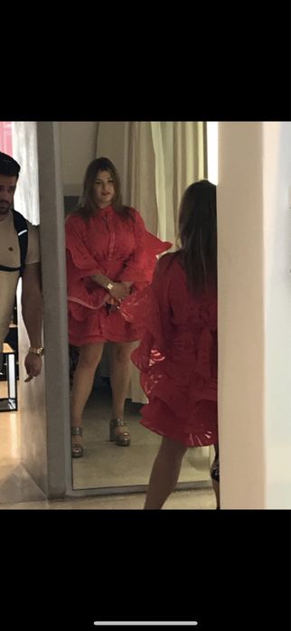 Sukienka Paris Valtadoros projektant czerwona hiszpanka bufiaste rękaw