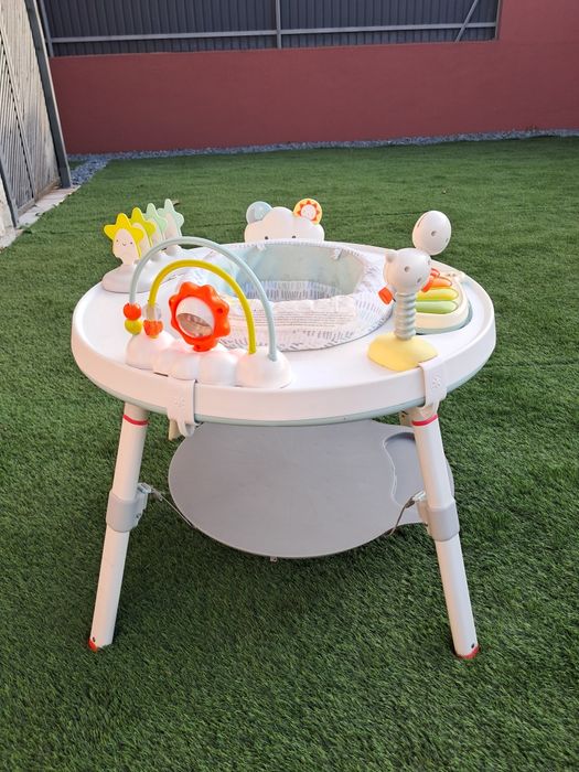 Mesa de atividades Skip Hop