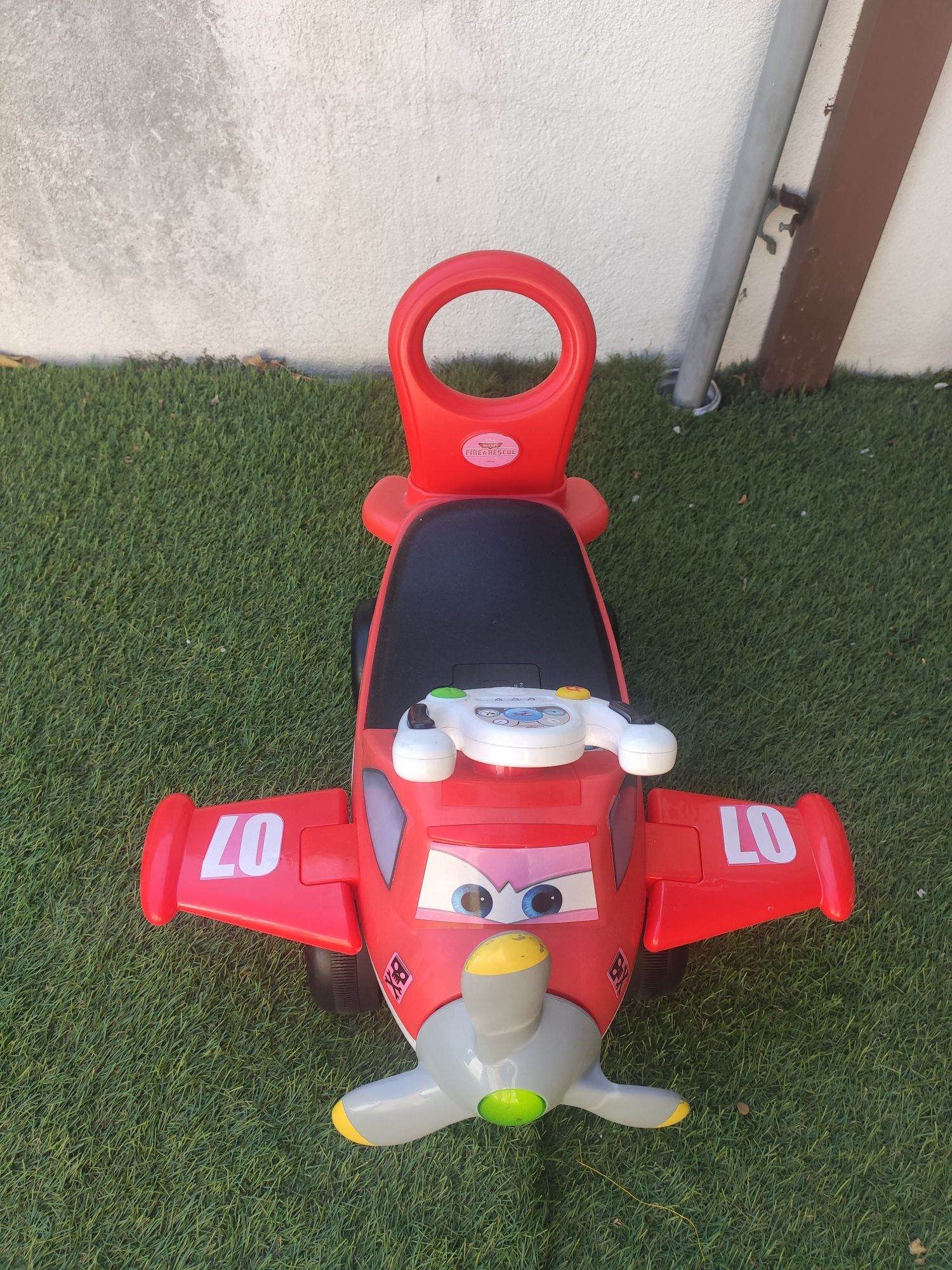 Avião com botões que dão musica