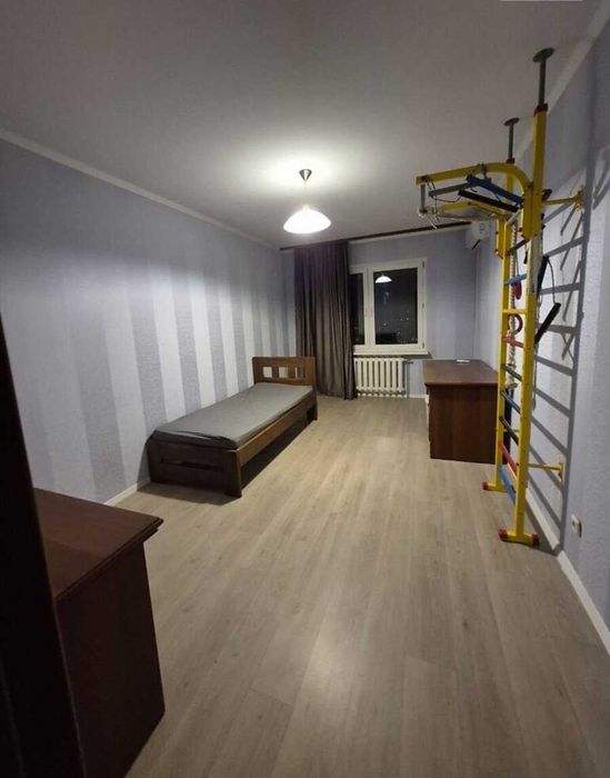 Продаж видової 3 кімнатної квартири, вул. Милославська 4