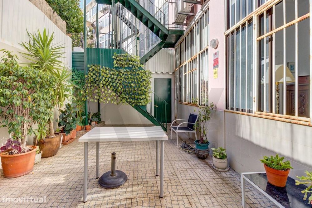 Apartamento 5 assoalhadas com Terraço no Coração do Bairro das Colónia
