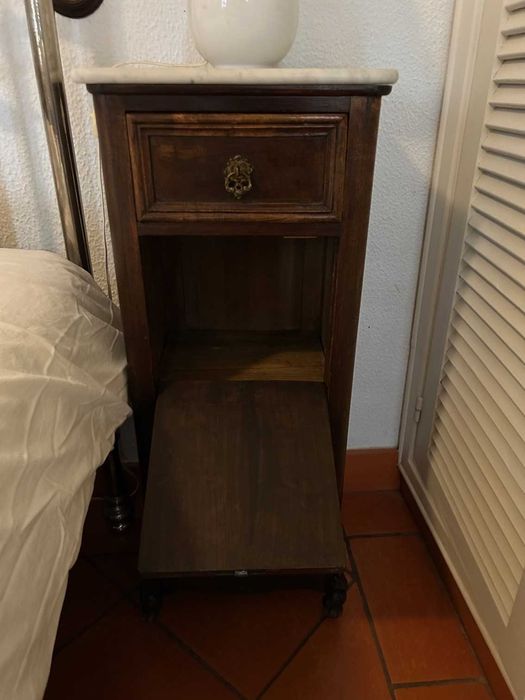 Mesa de cabeceira Séc.19