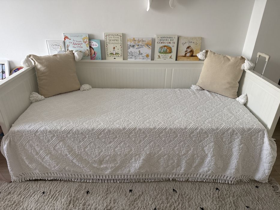 Cama/sofá e colchao Ikea com tres gavetoes como novo