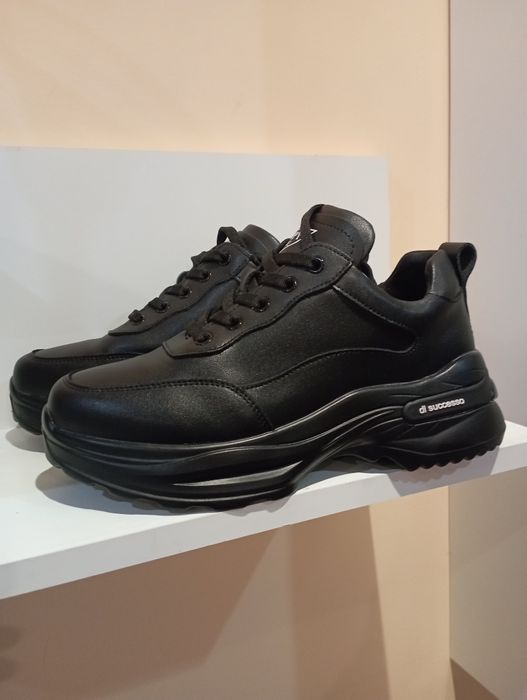 Нові шкіряні жіночі кросівки