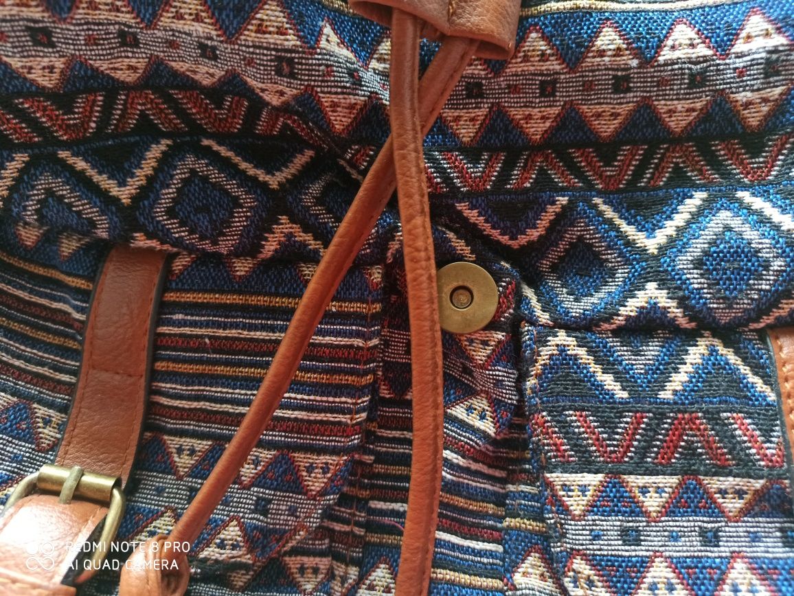 Продам женский рюкзак из текстиля.