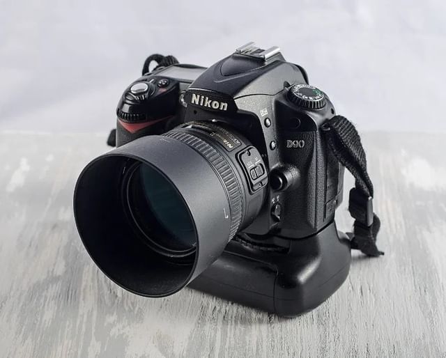Полупрофессиональная зеркальная камера Nikon D90 в идеальном состоянии
