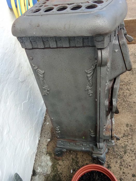 Salamandra  em ferro fundido com todas as tubagens, pronta a instalar