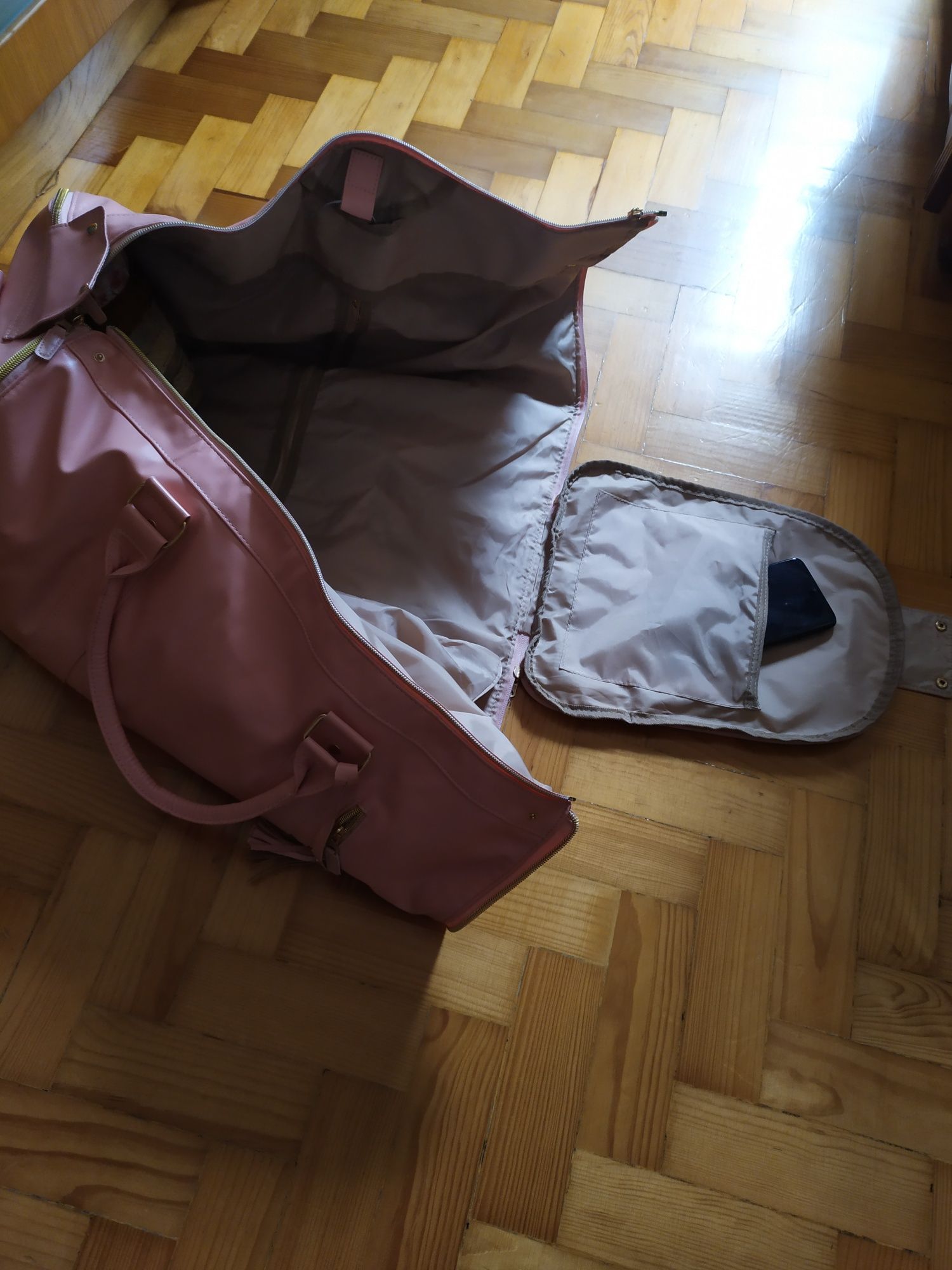 Saco viagem ou guarda fatos. Têm as duas funções.