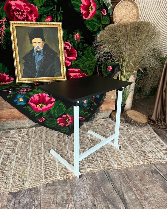 Столик для гуртожитку . Стіл для малої квартири .Регульована висота