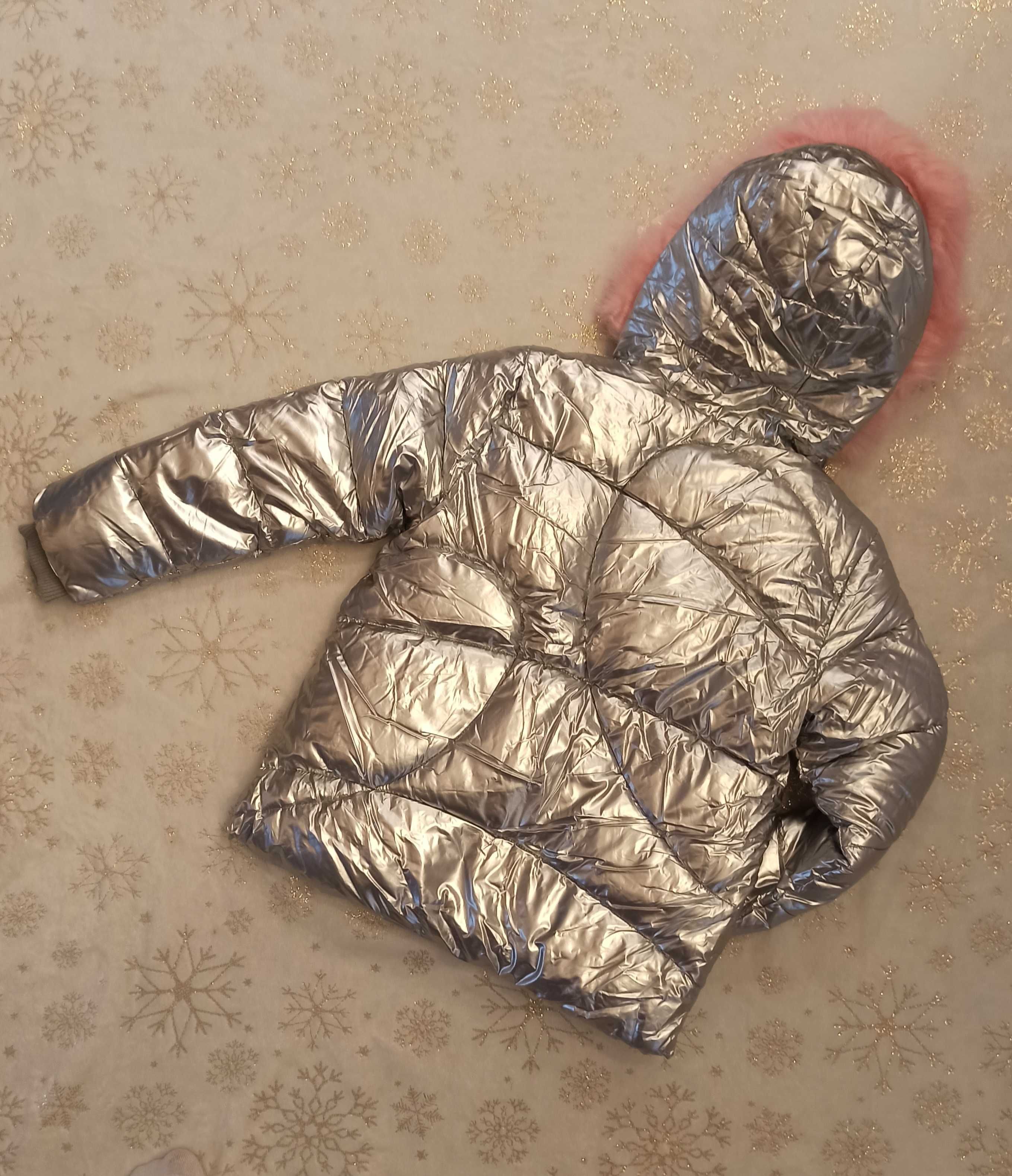 Cieplutka srebrna błyszcząca kurtka z różowym futerkiem r. 6 lat