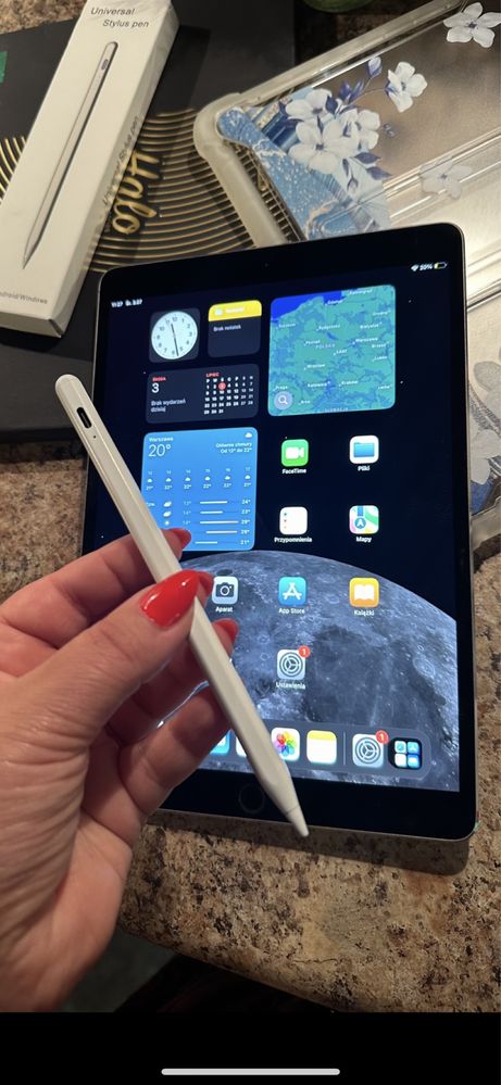 Tablet iPad Apple Retina 10” — iOS 18.5 —- PROCREATE