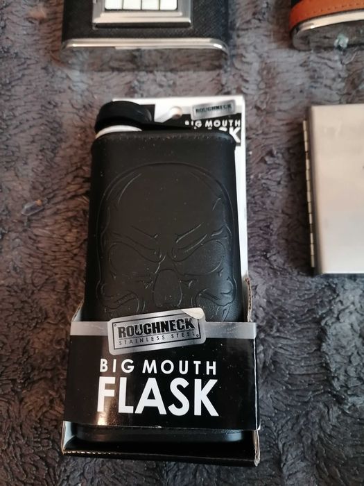 Piersiówki z papierośnicami lub bez. Do wyboru