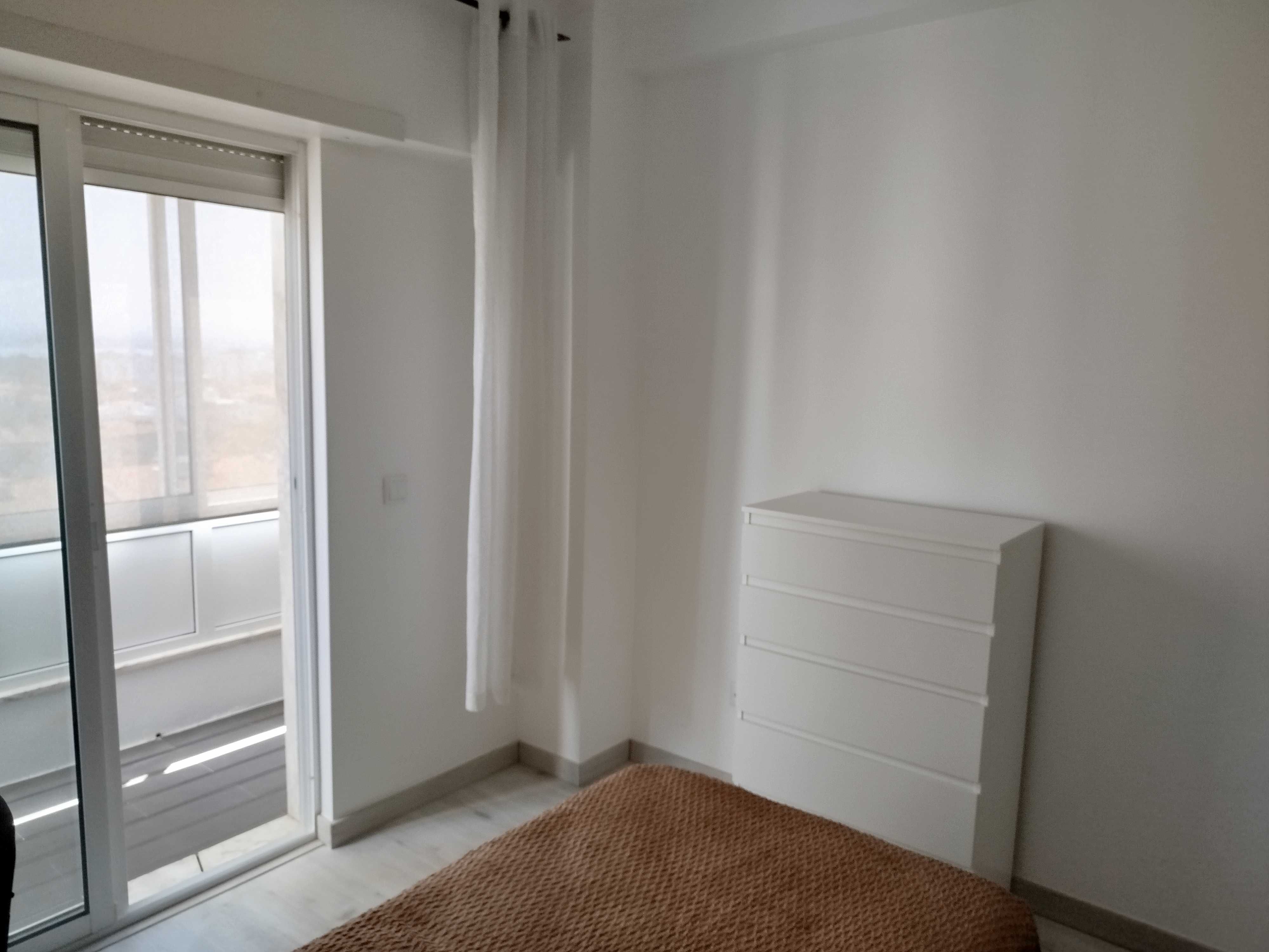 Arrendo quarto junto ao metro ,  Almada