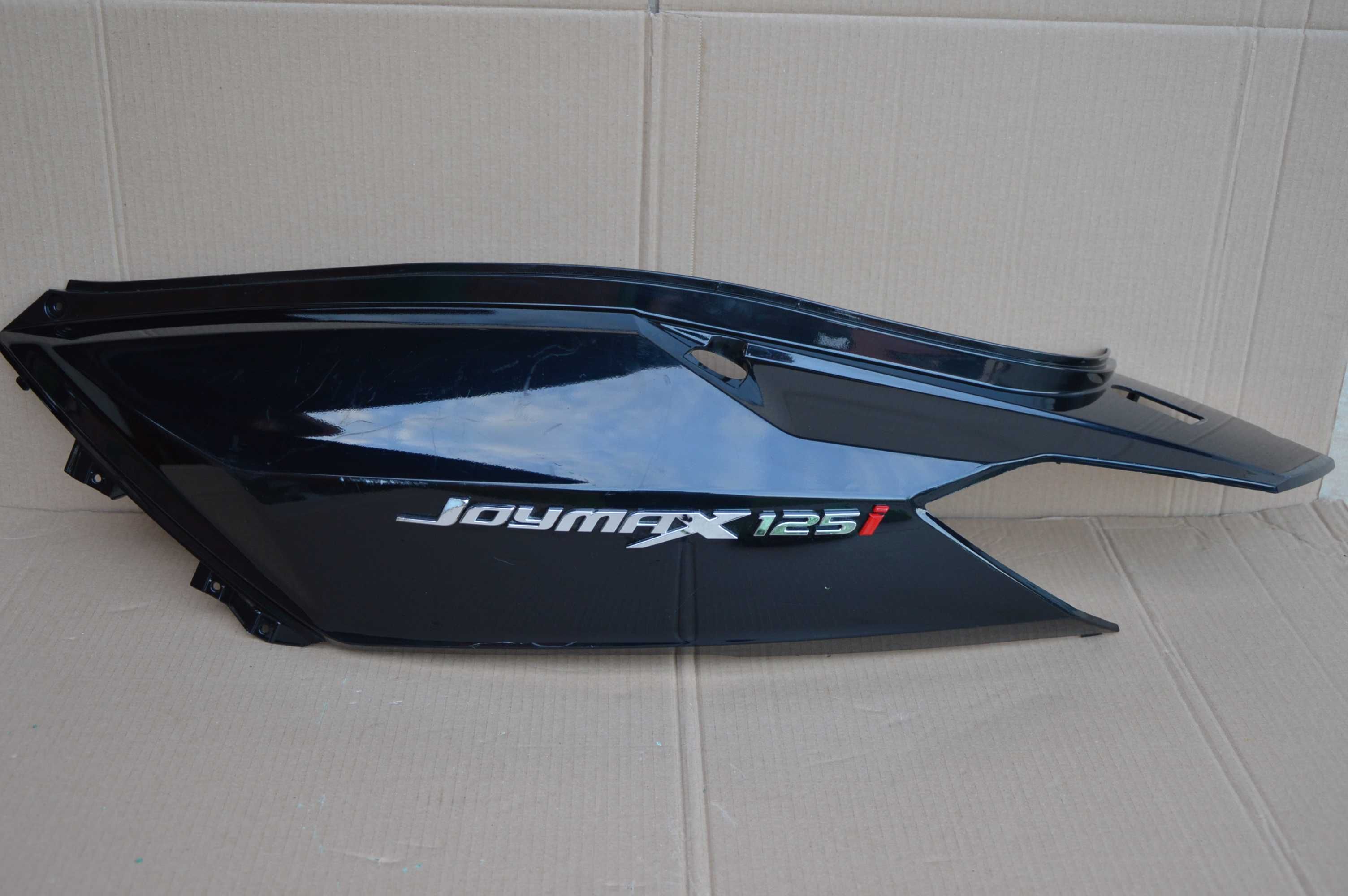 SYM gts Joymax 125 -12r OWIEWKA lewa ogon zadupek emblemat
