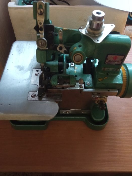 Оверлок майже новий.