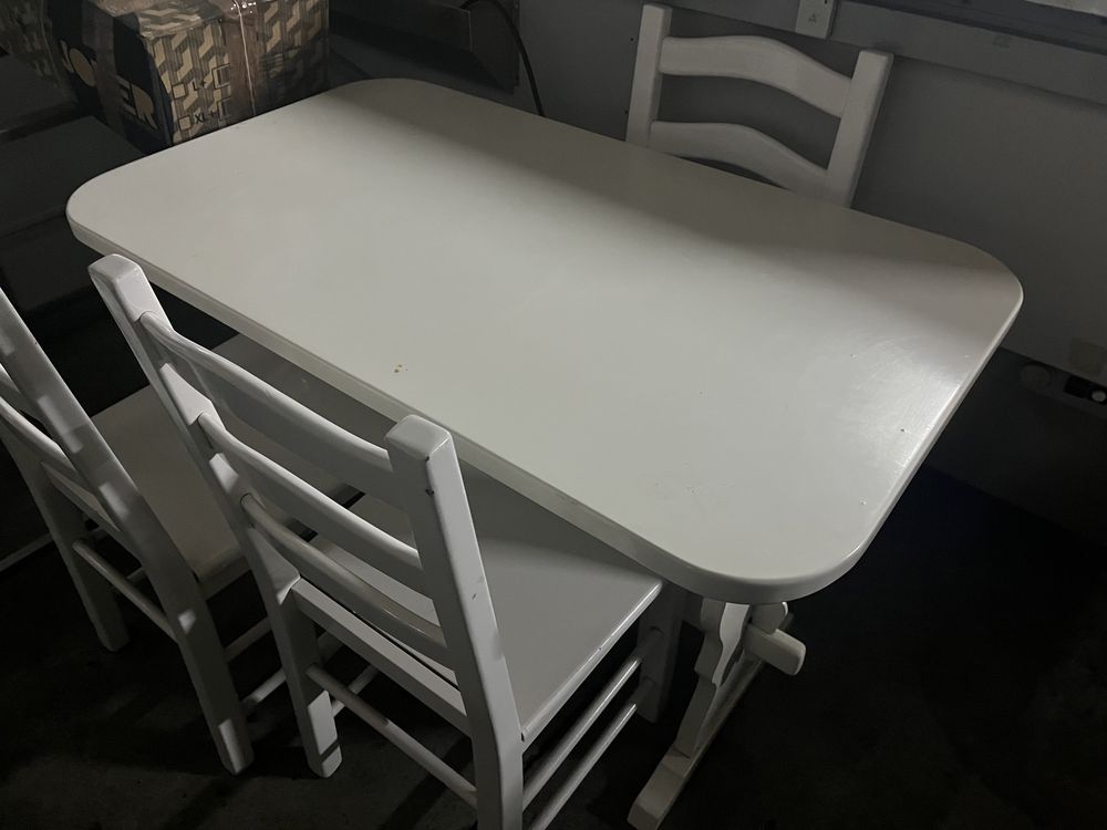 Mesa de cozinha em Madeira maciça com 3 cadeiras