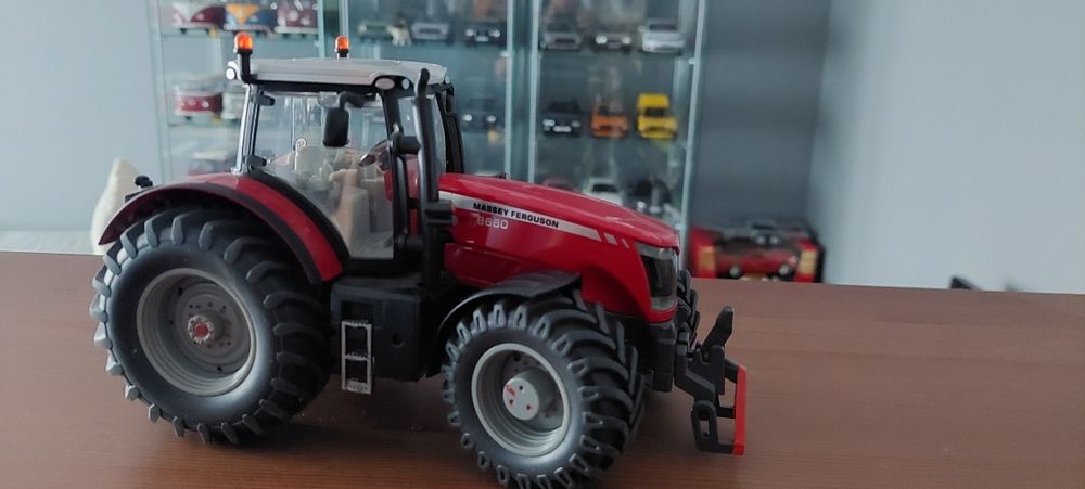 Model 1:32 Traktor Massey Ferguson 8680 SIKU