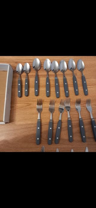 Sprzedam komplet stołów jadalnych w stanie nowym.