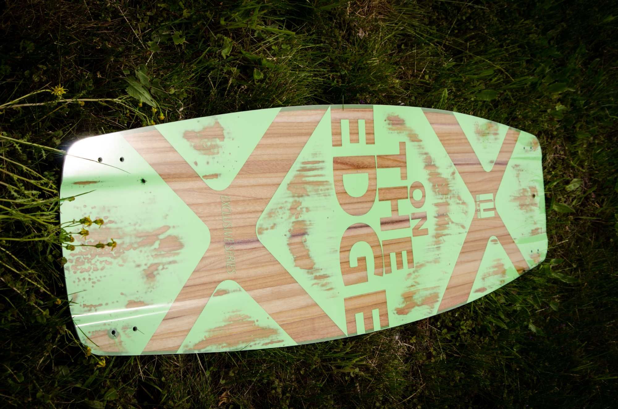 Su2 kiteboard  Specjal edytion  On The Edge Carbon/ Wood 137/141