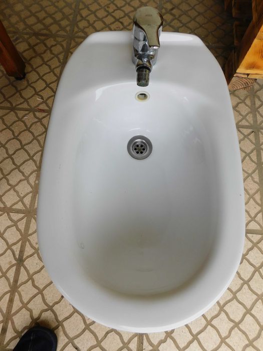 Bidé de casa de banho com torneira