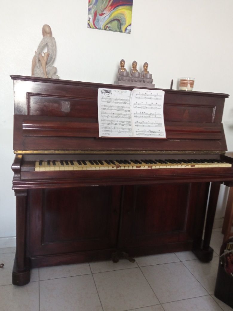 Piano clássico acústico