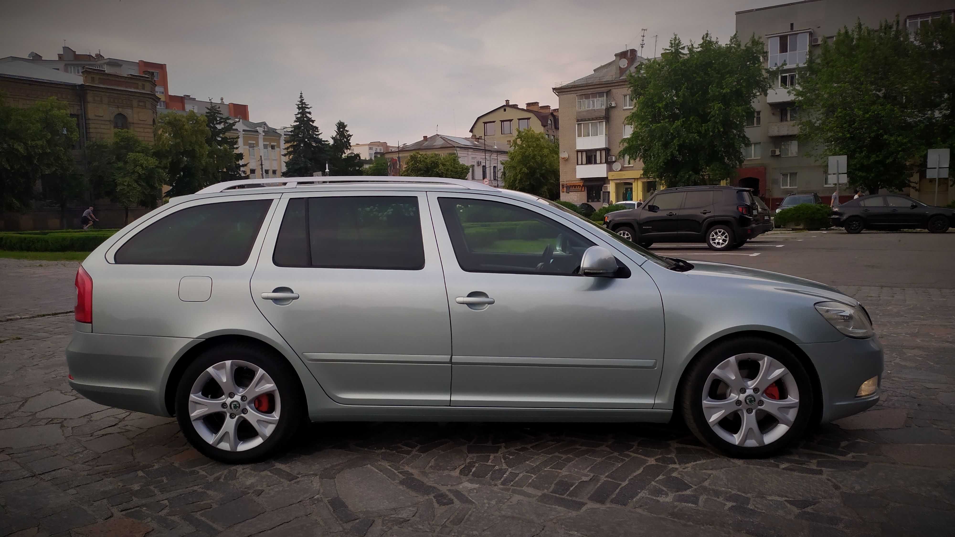 Skoda Octavia A5 рестайлінг в максим.комплектації та без підфарбувань.