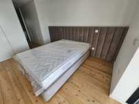 Cama com colchão e alçapão
