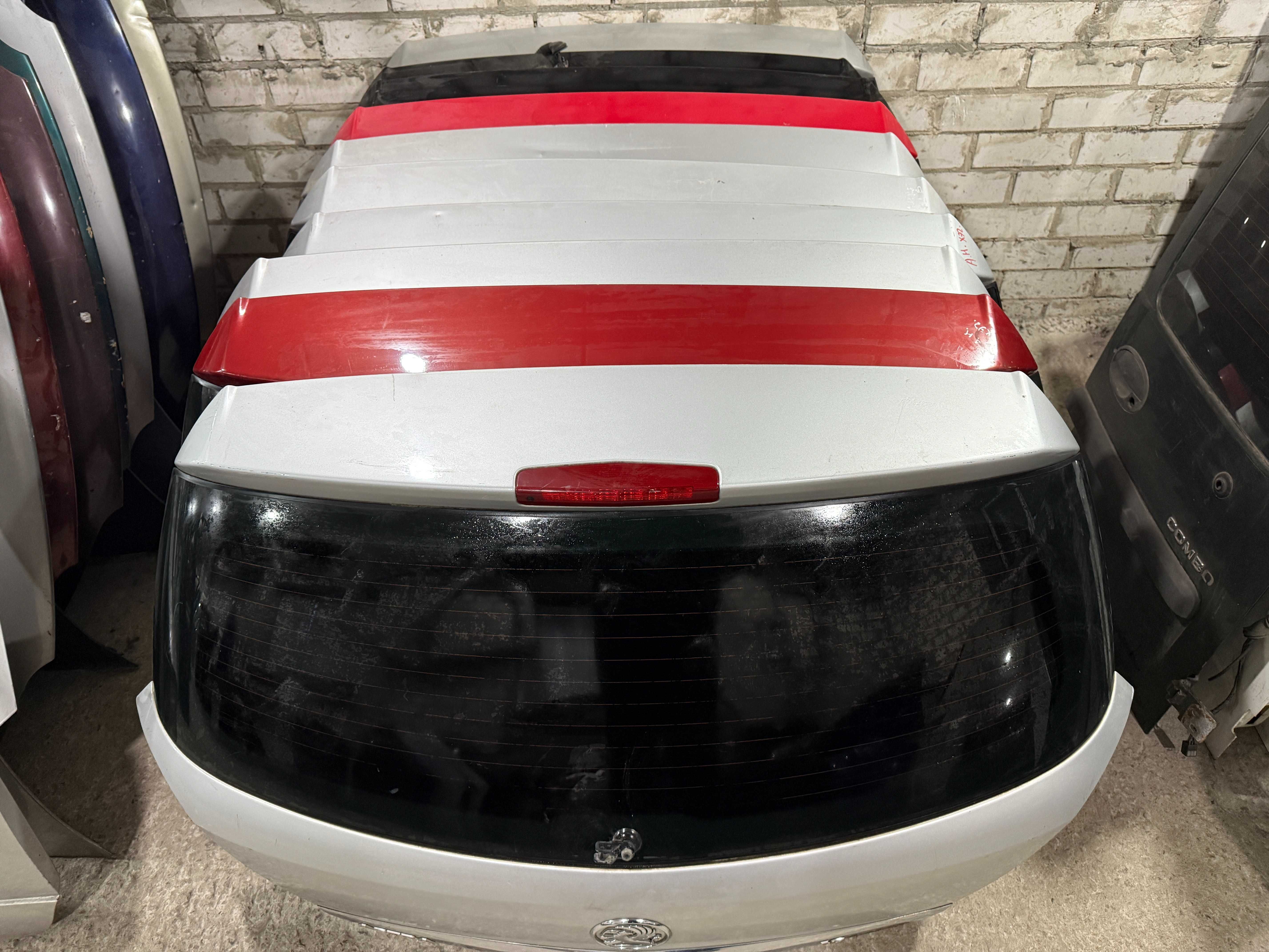 Крышка багажника кришка Ляда  Opel Astra H хетчбек 5D