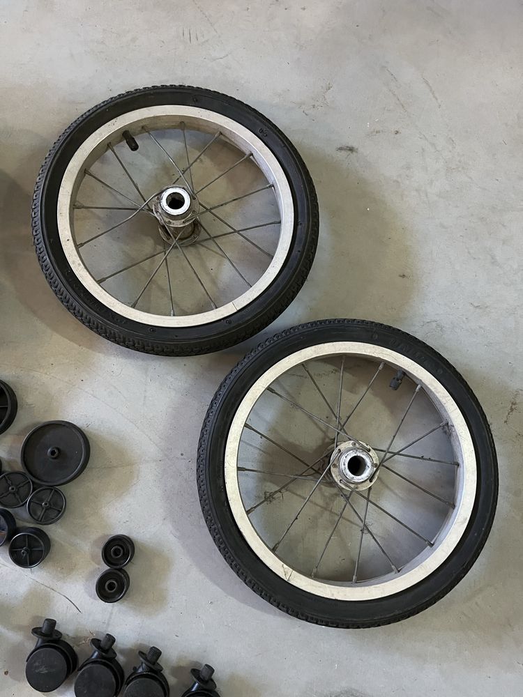 Rodas variadas, cadeiras, carrinhos e moveis