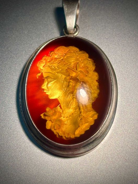 Bursztynowa srebrna zawieszka z wyrzeźbioną kameą, waga 17,79 gram