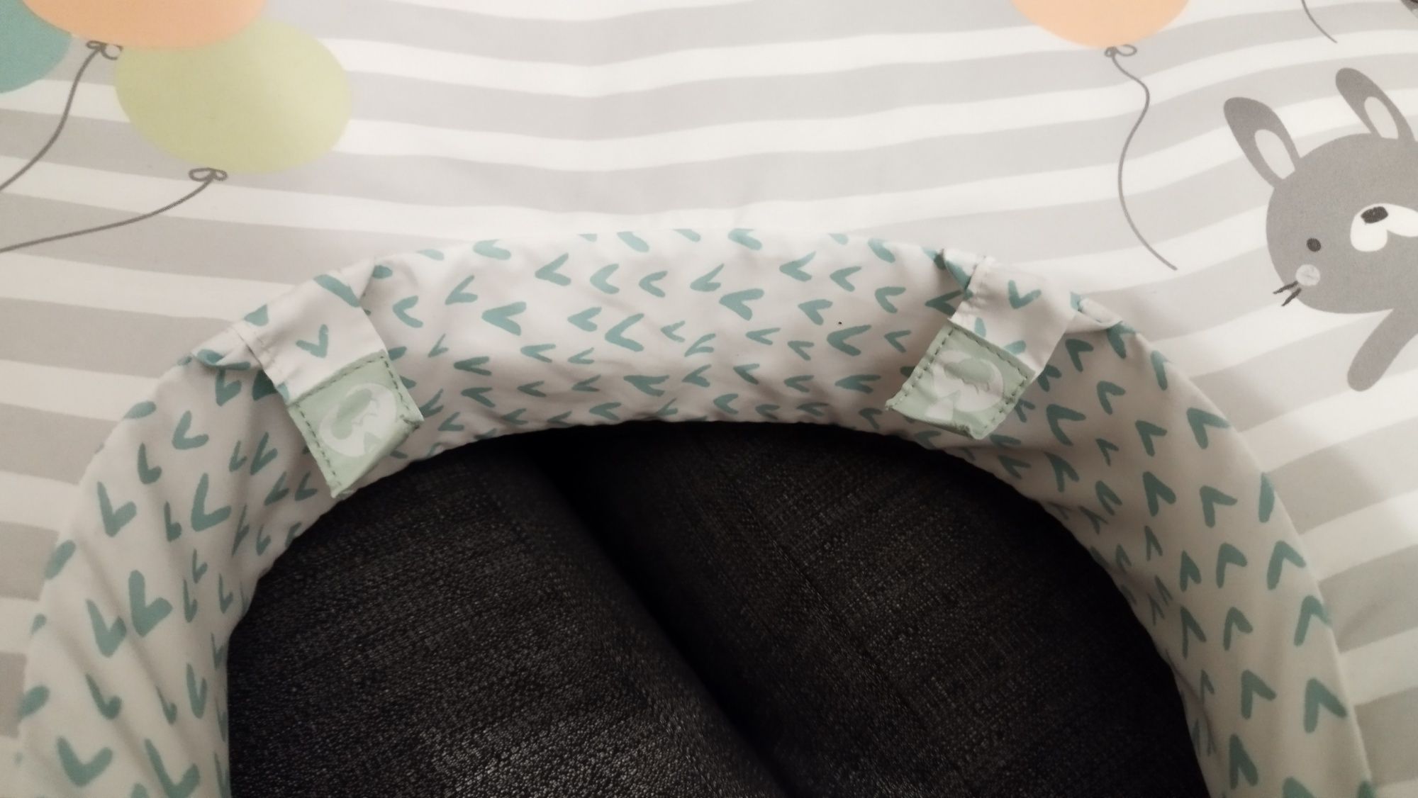 Ingenuity Almofada Maternal com Barra de Jogos