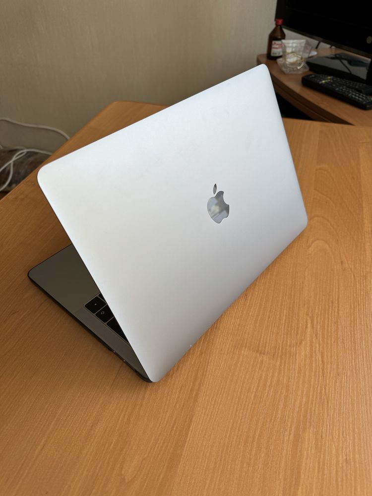 Продам MacBook Pro Retina Touch Bar