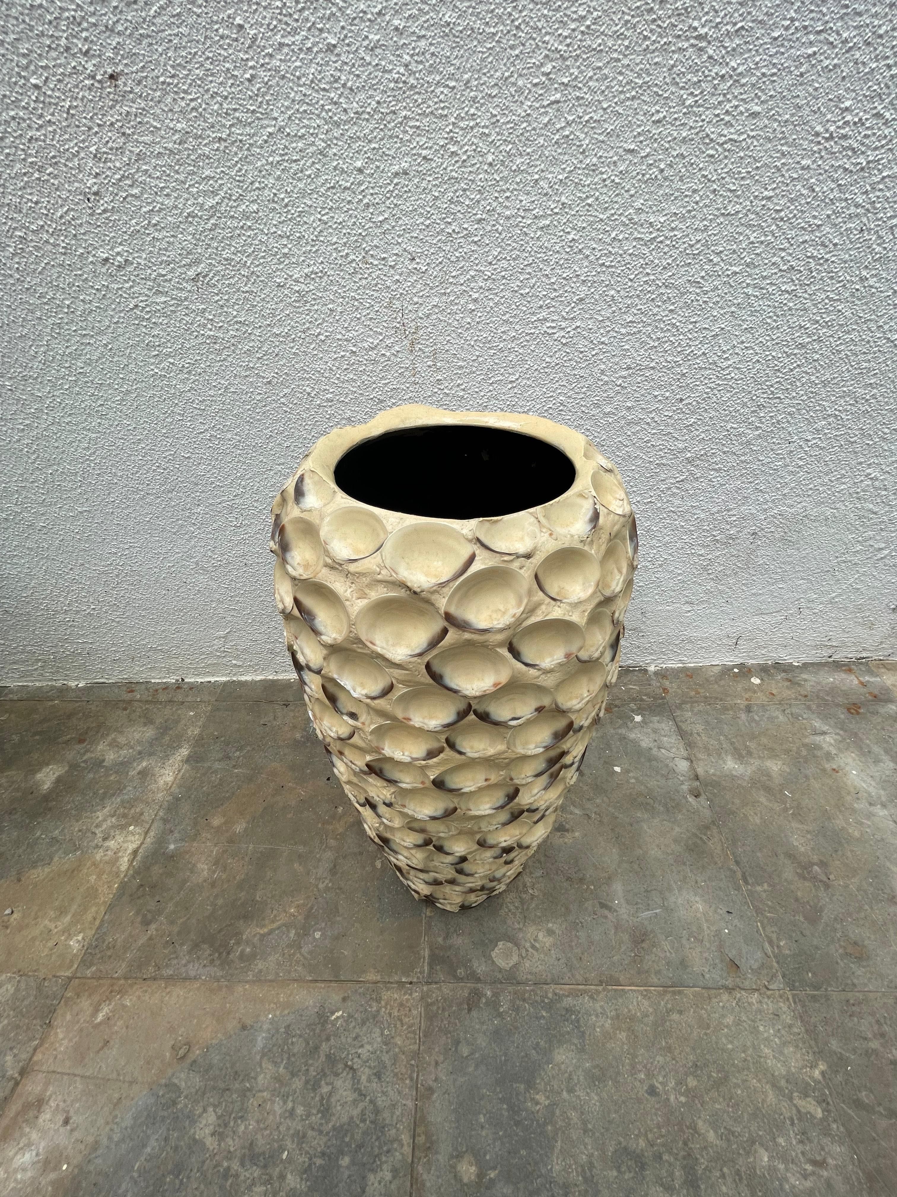 Jarra cerâmica com conchas